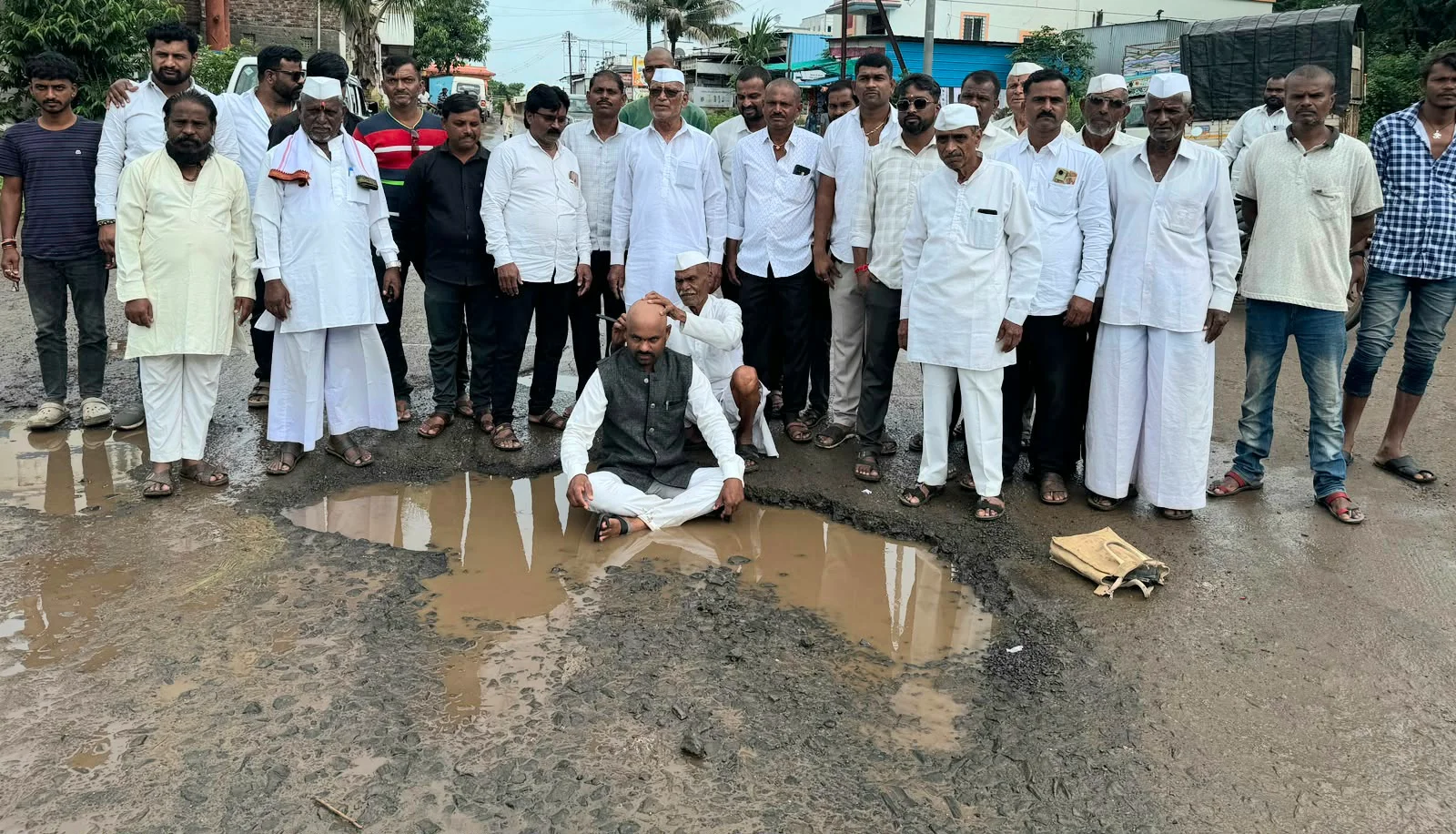 खड्डे बुजविण्यासाठी मुंडन आंदोलन,खरपुडी बुद्रुक येथील प्रकार.!